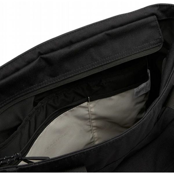 Eastpak ICON TRAVEL TOTE ON BLACK